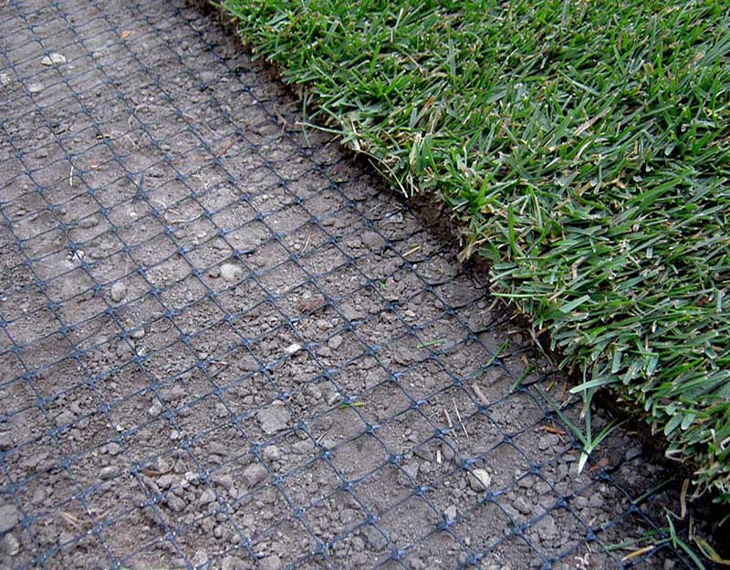 «Greentrava»: Укладання сітки від кротів (Київ, Київська область) – фото 2