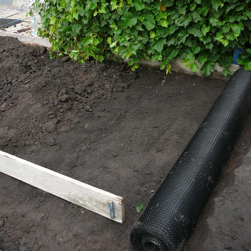 «Greentrava»: Укладання сітки від кротів (Київ, Київська область) – фото 3